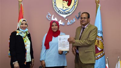 تكريم 9 طلاب من الفائزين في المسابقة الفنية بكلية التربية النوعية بسوهاج | صور