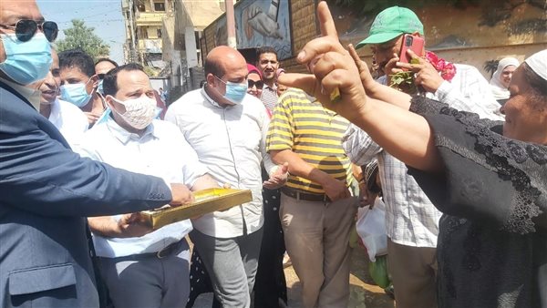 توزيع ورود وشيكولاتة