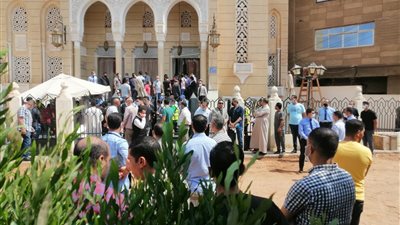 وصول جثمان محمود العربي إلى مسجده بالمنوفية استعدادا لـ صلاة الجنازة | فيديو