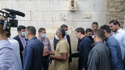 أبناء محمود العربي يتلقون العزاء في وفاة والدهم أمام مقابر الأسرة بالمنوفية