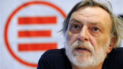 وقف في وجه البشير.. كيف أصبح طبيب الفقراء الإيطالي رمزًا لـ الشعب السوداني؟