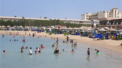 إقبال كثيف على شواطئ الغردقة بعد عودة منسوب المياه لطبيعته | صور