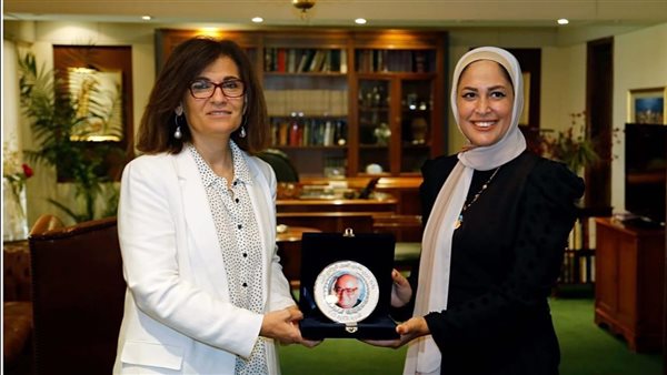 رحمة ضياء تتسلم جائزة