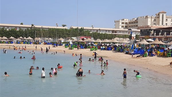  إقبالًا كثيفا للمصطافين