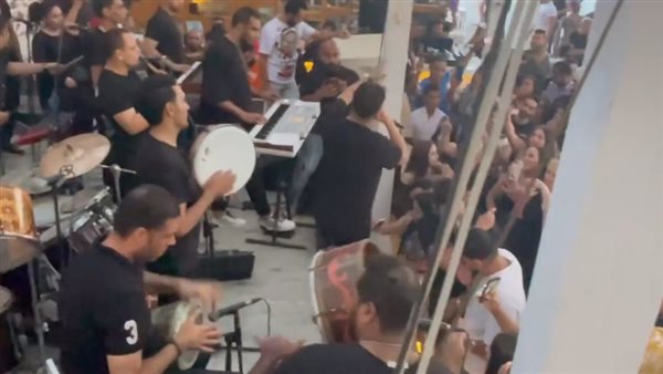 عمر كمال بصحبة فرقته