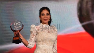 منى زكي ونجوم مسلسل لعبة نيوتن يفوزون بجوائز دير جيست