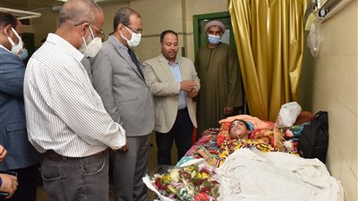القائم بأعمال رئيس جامعة سوهاج يطمئن على الحالة الصحية لطفلة جرجا بعد استئصال ورم سرطاني من فكها