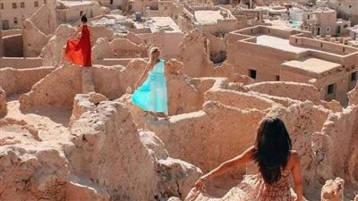 الحضارة تحت أقدام السيدات.. مؤرخ ينتقد طريقة الترويج للأماكن السياحية بواحة سيوة