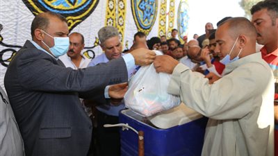 توزيع مواد غذائية ولحوم لمتضرري ارتفاع منسوب مياه النيل بجزيرة أبو داوود في السادات بالمنوفية