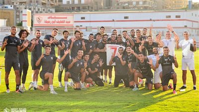 خلال المران.. لاعبو الزمالك يحتفلون بتتويج كوماندوز اليد بالسوبر الإفريقي