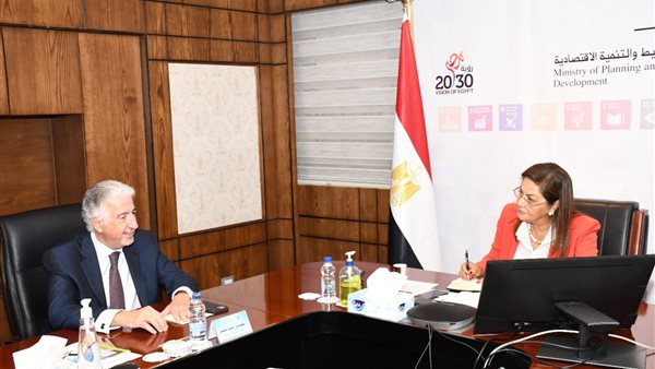 وزيرة التخطيط مع