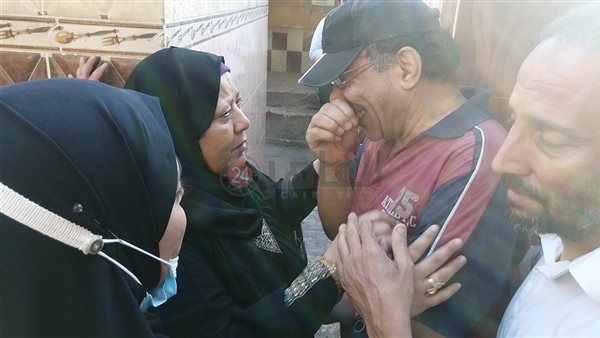 إنهيار والد ضحية