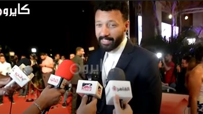 كنت بتكلم بصيغة البنت وأخواتي كانوا بيضفرولي شعري.. ماذا قال أحمد فهمي عن طفولته؟