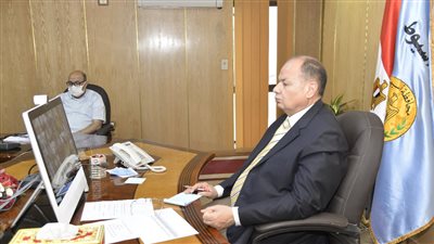 مراكز ضخمة وسيارات متنقلة.. محافظ أسيوط يستعرض جهود التوسع في تطعيم المواطنين ضد كورونا