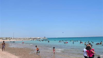 إقبال على شواطئ الغردقة تزامنا مع نشاط حركة الرياح