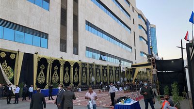 الاستعدادات النهائية وتجهيز سرادق عزاء محمود العربي ( صور)