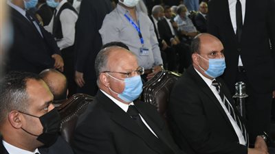 كبار المسئولين يؤدون واجب العزاء في الحاج محمود العربي