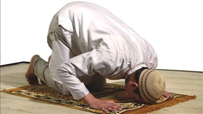 مركز الأزهر العالمي للفتوى الإلكترونية يوضح طريقة صلاة المريض