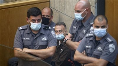 أهالي الناصرة يزفون الأسرى الفلسطينيين لحظة وصولهم إلى محكمة إسرائيلية | فيديو 