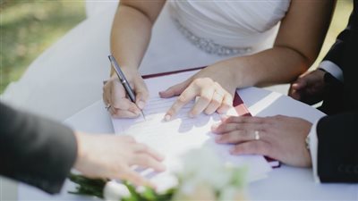 هل يجوز للمرأة إخفاء عمرها الحقيقي عند الزواج؟.. دار الإفتاء تجيب