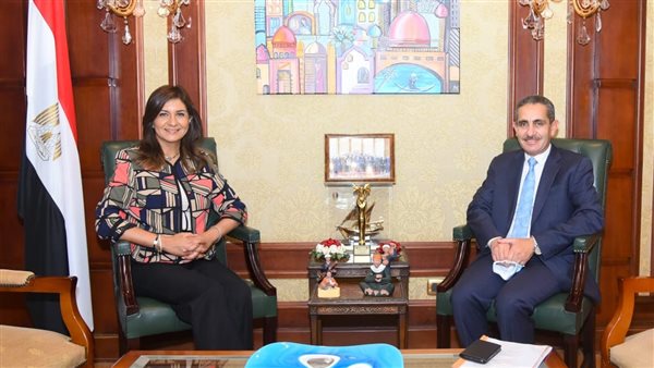 وزيرة الهجرة مع محافظ