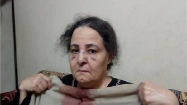 ابناء يعذبون امهم