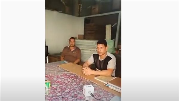 الجيران خلال حديثهم