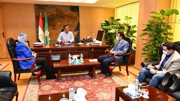 محافظ الفيوم يجتمع