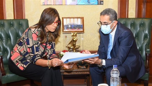 وزيرة الهجرة ومحافظ