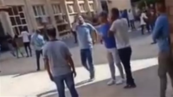 عامل يهدد الانتحار