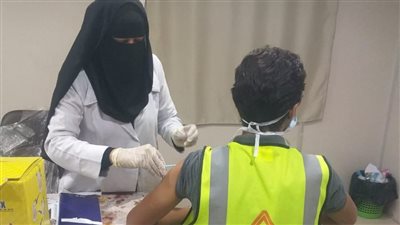فرق متحركة لتطعيم العمال والمهندسين بـ لقاح كورونا في أسوان 