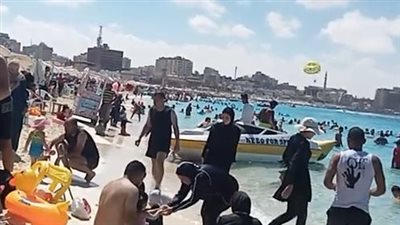 توافد المصطافين على شواطئ مطروح تزامنًا مع استقرار حالة الجو