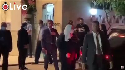 لحظة خروج وزيرة التضامن من عزاء محمود العربي | فيديو