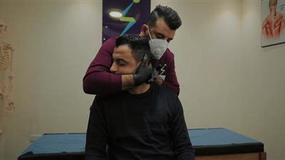 أخصائي علاج طبيعي: الطقطقة أساس عملنا.. وهناك خطورة إذا تمت لبعض الحالات