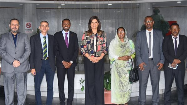 وزيرة الهجرة مع الوفد