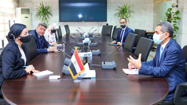 وزيرة البيئة ومحافظ