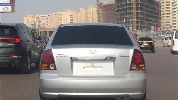 سيارة دون لوحة خلفية