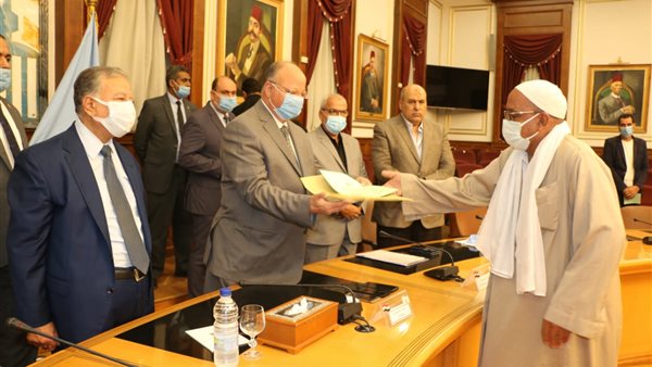 محافظ القاهرة يسلم