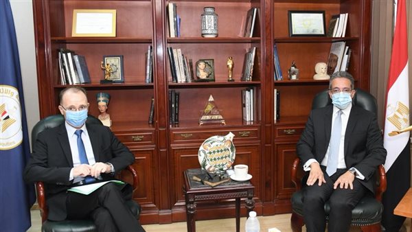 وزير السياحة وسفير