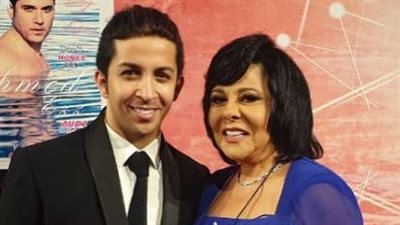 هشام جمال يقبل رأس إسعاد يونس: مبروك على نجاحك كل السنين دي