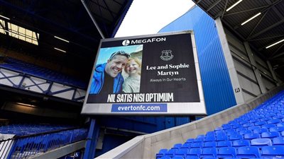 لقطة وفاء.. جماهير إيفرتون تحيي ذكرى أحد مشجعي النادي في مباراة بيرنلي