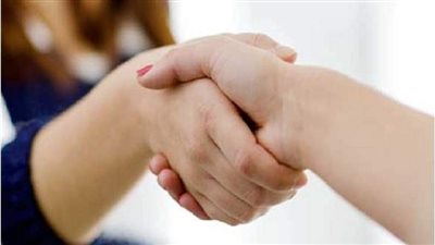 الإفتاء تحسم الجدل حول مصافحة المرأة المسلمة غيرها من ديانة أخرى