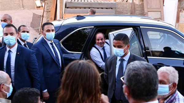 السيسي يتبادل التحية