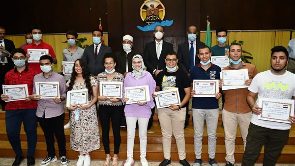 محافظ الفيوم يكرم