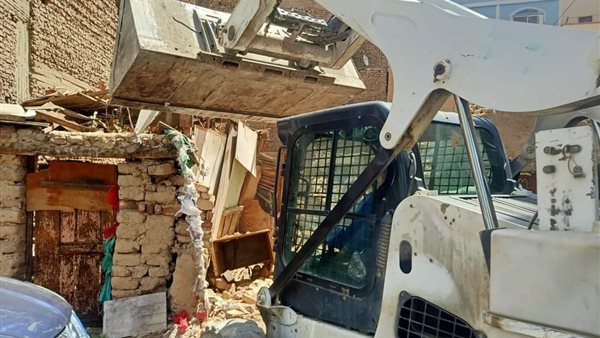 إزالة مبنى آيل للسقوط