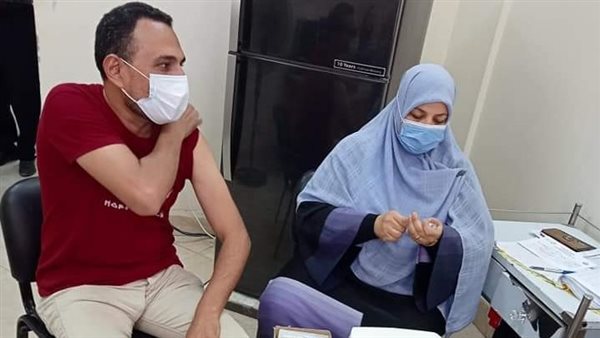 تطعيم احد المواطنين