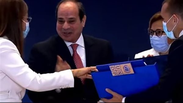 السيسي يتسلم تقرير