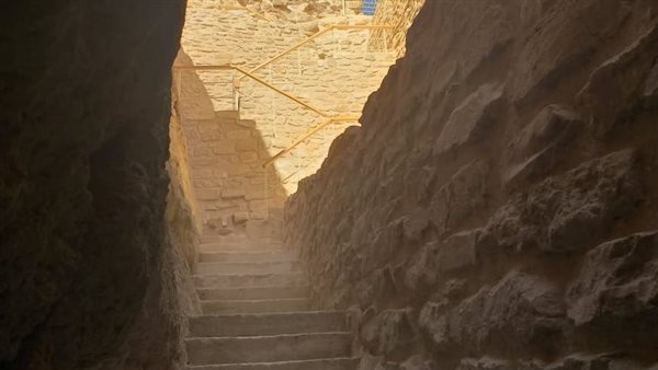 الهرم المدرج والمقبرة