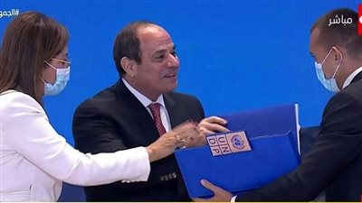 وزيرة الهجرة تحتفي بـ سيف وائل بطل مشهد تسليم تقرير التنمية البشرية للسيسي 