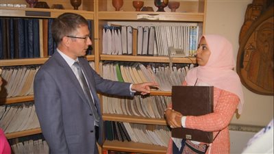 القنصل الروسى بالإسكندرية يستعرض إقامة دورات ومعارض بمكتبة دمنهور | صور